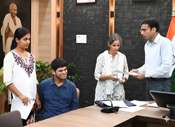 डीएम सविन बंसल के निर्देश पर दुखयारी विधवा शोभा को आईसीआईसीआई बैंक ने लौटाए घर के कागजात