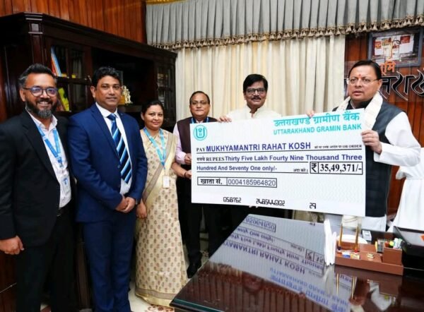 मुख्यमंत्री धामी से उत्तरांचल ग्रामीण बैंक के प्रतिनिधियों ने की भेंट