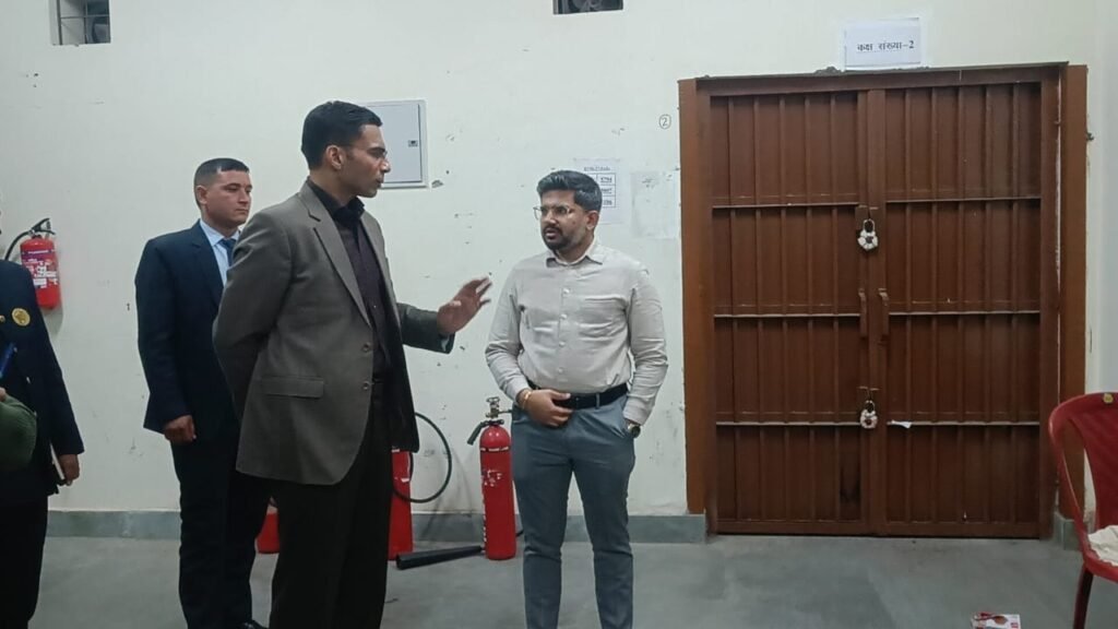 EVM–VVPAT वेयरहाउस का जिलाधिकारी सविन बंसल ने किया त्रैमासिक निरीक्षण