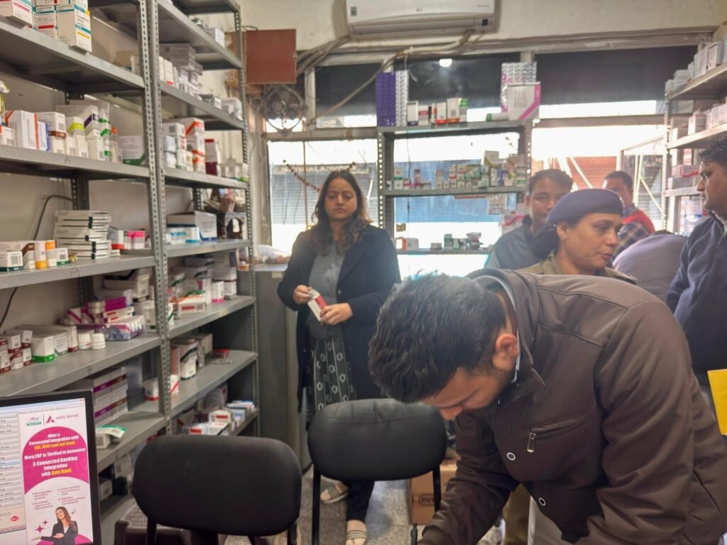जिला विधिक सेवा प्राधिकरण देहरादून और ड्रग विभाग का ‘छापा’: कई मेडिकल स्टोरों का औचक निरीक्षण