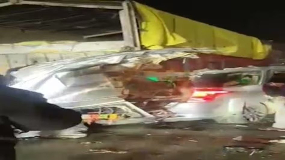 ऋषिकेश-हरिद्वार मार्ग पर भीषण हादसा, खड़े ट्रक से घुसी तेज रफ्तार कार, 4 की मौत 