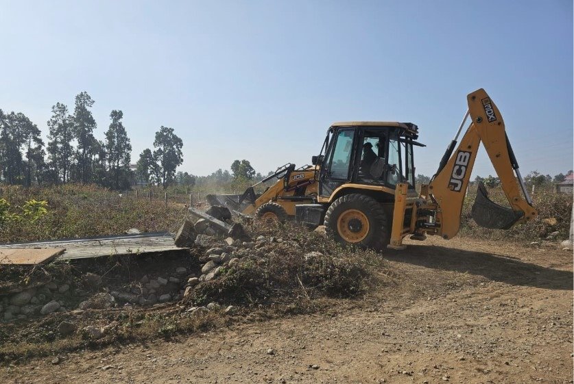 देहरादून में एमडीडीए का एक्शन, 8-10 बीघा अवैध प्लॉटिंग ध्वस्त, मानकों के विपरीत प्लॉट काटे