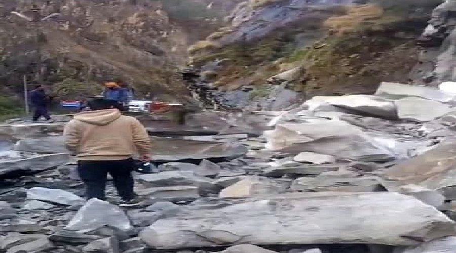 बारिश के बाद भूस्खलन, बदरीनाथ हाईवे सहित कई मार्ग बंद; जनजीवन प्रभावित