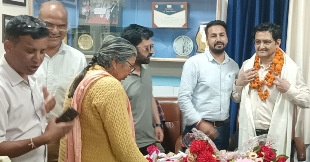 सामाजिक संगठन ने किया अच्छी चिकित्सकीय सेवा पर डाक्टर व सहकर्मी को सम्मानित