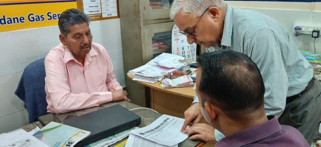 गैस आपूर्ति व्यवस्था पर सख्ती, तीन गोदामों का औचक निरीक्षण
