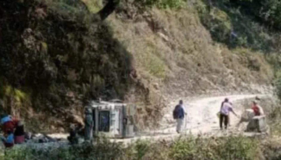 बरातियों से भरी बोलेरो पलटी, 11 लोग घायल, दो की हालत गंभीर