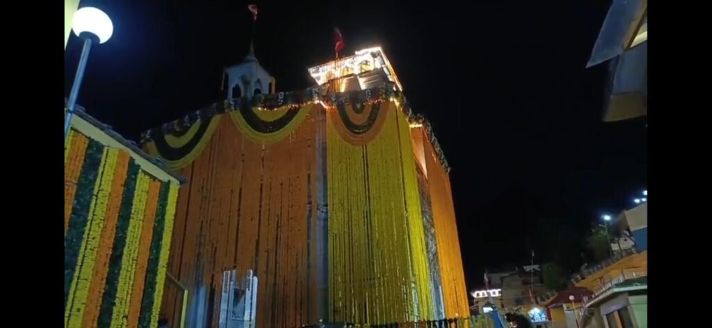 नरसिंह जयंती पर सजा ज्योतिर्मठ का ऐतिहासिक मंदिर, 25 क्विंटल फूलों से हुआ भव्य श्रृंगार