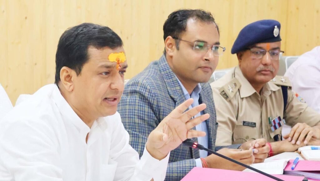 सड़कों के निर्माण में लापरवाही पर भड़के सांसद अनिल बलूनी, दिशा बैठक में अधिकारियों को लगाई फटकार, बोले- योजनाओं का लाभ अंतिम व्यक्ति तक पहुंचे