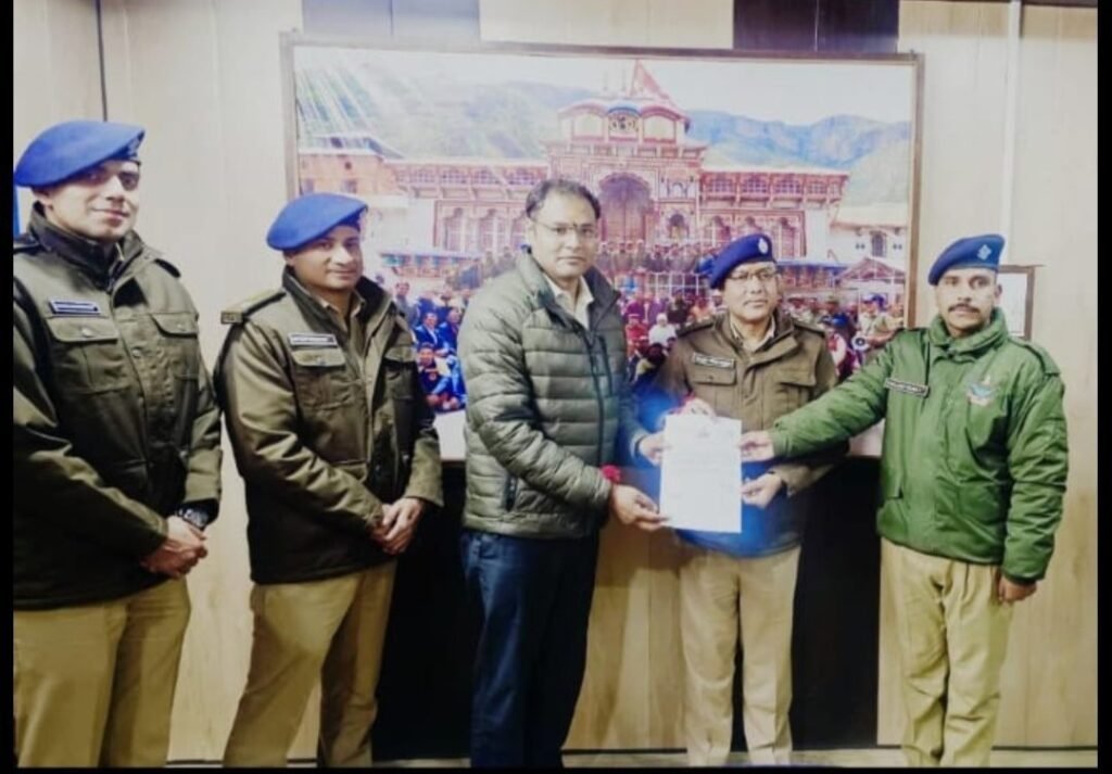 पुलिस जवान कैलाश रावत को DM और SP ने किया सम्मानित