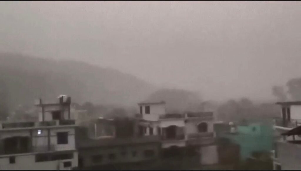उत्तराखंड : भयंकर अंधड़, बारिश और ओलावृष्टि से बदला मौसम का मिजाज, गर्मी से राहत