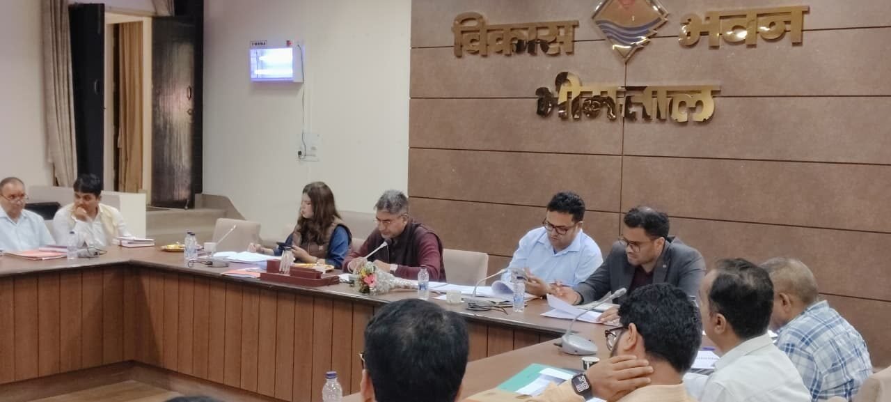 धरातल पर दिखनी चाहिए योजनाएं, अधिकारी करें फील्ड में जाकर सत्यापन – सचिव दीपक कुमार