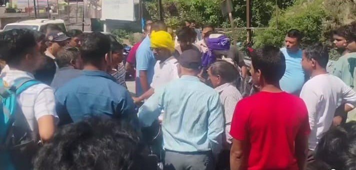 विवाद के बाद सिख समुदाय के लोगों ने किया धारदार हथियार से हमला, कई घायल