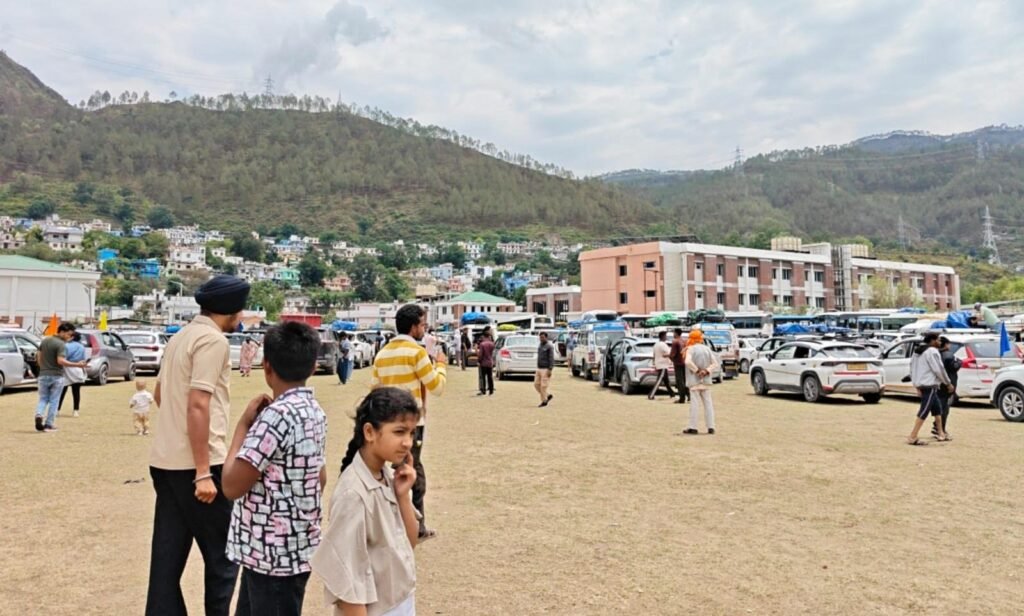 मौसम अलर्ट के बीच यात्रियों की सुरक्षा को प्राथमिकता, श्रीनगर में बनाए गए सुरक्षित होल्डिंग स्थल