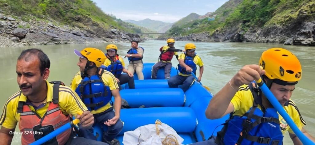 देवप्रयाग में नदी में समाई इनोवा, तीन शव बरामद, चार लापता 