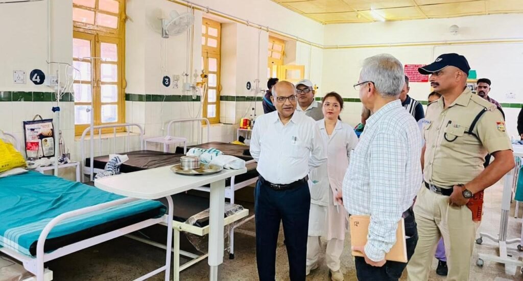 गढ़वाल मंडल आयुक्त आनंद स्वरूप ने जिला चिकित्सालय का औचक निरीक्षण कर परखी स्वास्थ्य सेवाएं, दिए निर्देश