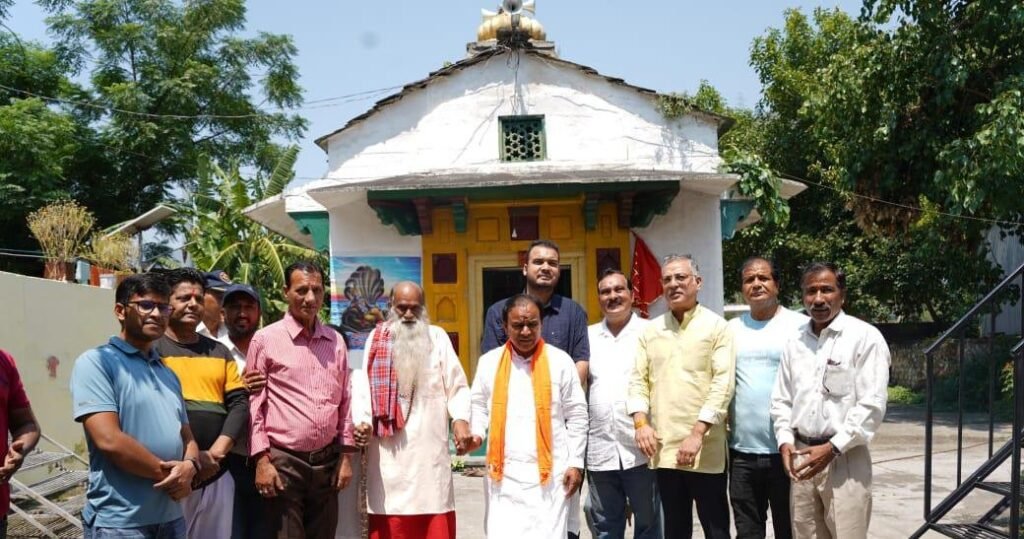 स्वच्छता अभियान में किया श्रमदान, खिर्सू में सड़क परियोजना का लोकार्पण
