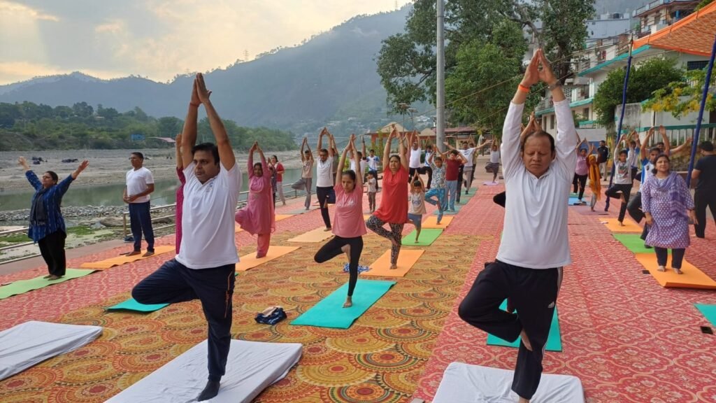 शारदा घाट श्रीनगर में गूंजा योग का संदेश, 92 लोगों ने किया सामूहिक योगाभ्यास
