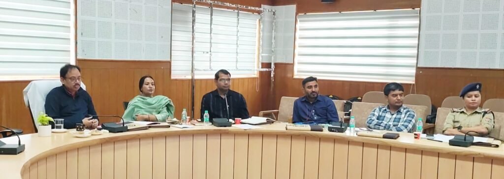 ‎जरूरतमंद मेधावी बालिकाओं को आगे की पढ़ाई के लिए आर्थिक सहायता प्रदान करें – सीडीओ अशोक जोशी