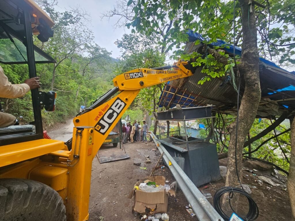 सीएम धामी के निर्देशों पर पौड़ी में अतिक्रमण हटाओ अभियान तेज, कई क्षेत्रों से हटाए गए अवैध कब्जे