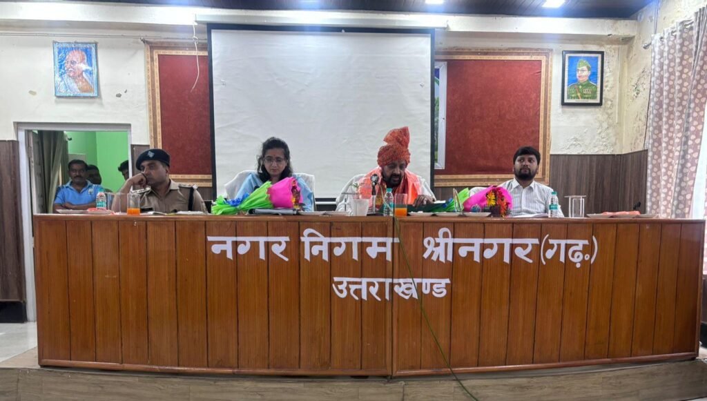 उत्तराखण्ड सफाई कर्मचारी आयोग के उपाध्यक्ष ने श्रीनगर में अधिकारियों के साथ की समीक्षा बैठक
