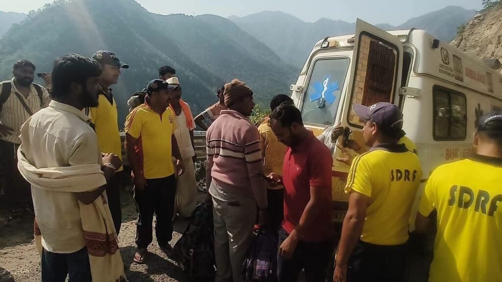 उत्तराखंड : कौडियाला के पास पलटी लोकल बस, आठ यात्री घायल