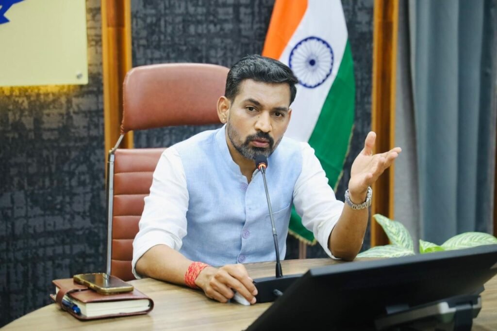 ड्रॉपआउट बालिकाओं को शिक्षा की मुख्यधारा से जोड़ने के लिए चलेगा विशेष अभियान, डीएम डॉ. आशीष चौहान ने दिए निर्देश