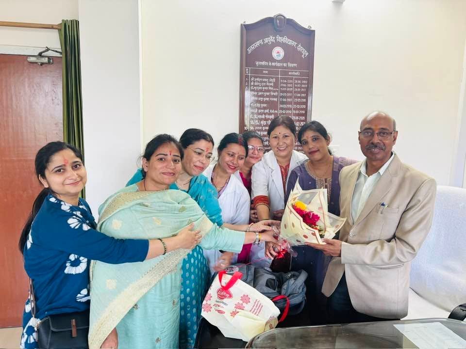 आयुर्वेदिक स्टाफ नर्सों के स्थायीकरण पर खुशी, नवरात्रि में कुल सचिव डॉ. शिव कुमार बरनवाल को दी बधाई